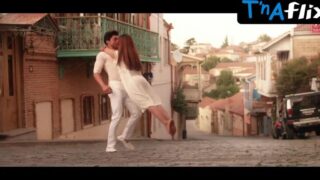 Sana Khan Sexy Scene in Wajah Tum Ho